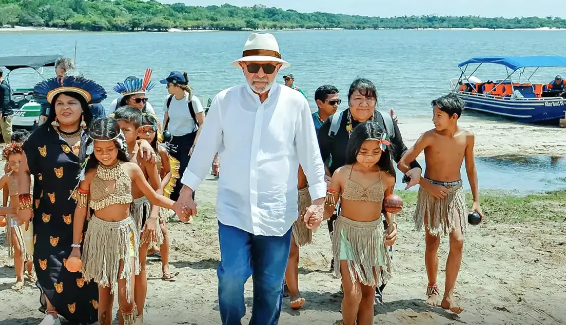 Lula visita aldeia indígena e promete energia para 4,3 mil famílias